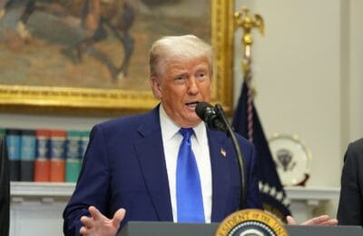 Donald Trump concediază 100 de experți în securitate națională în doar 30 de minute