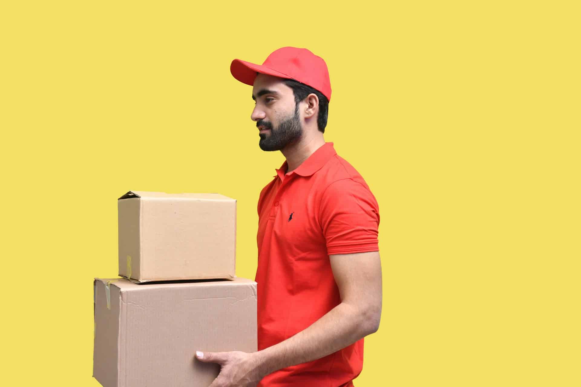 Optimizarea costurilor în afacere prin serviciile de curierat rapid