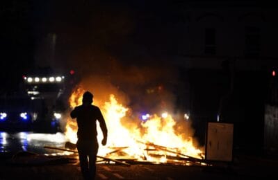 Ballymena, orașul urii: incendiat sub sloganul „Străinii să dispară”. Românii, în centrul atenției
