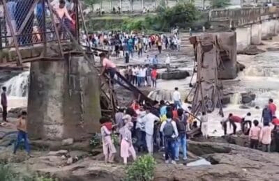 Tragedie în Maharashtra, India: Cădere mortală în râu I Click aici pentru video!