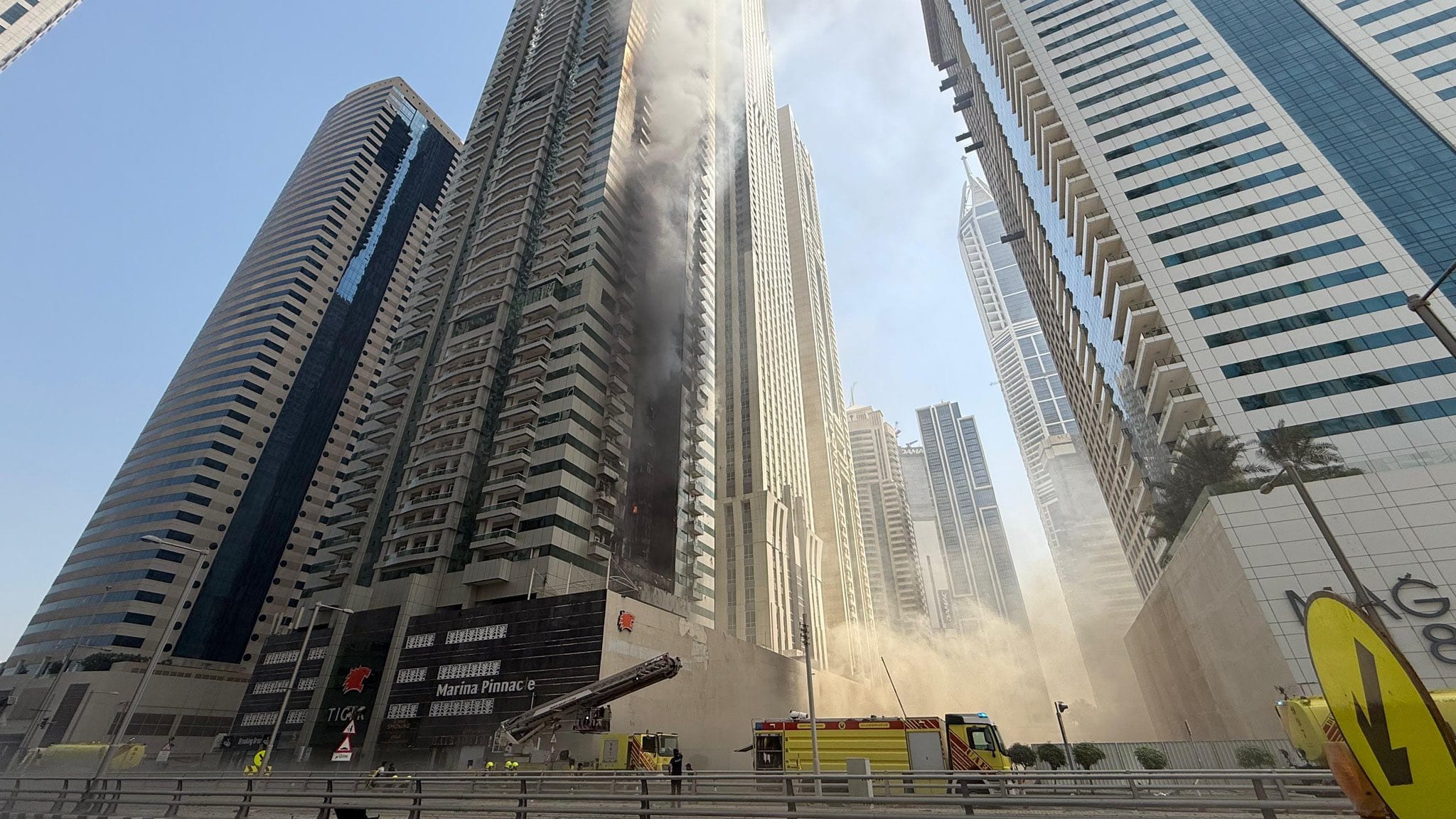 Alertă în Dubai: Evacuare masivă dintr-un zgârie-nori în flăcări!