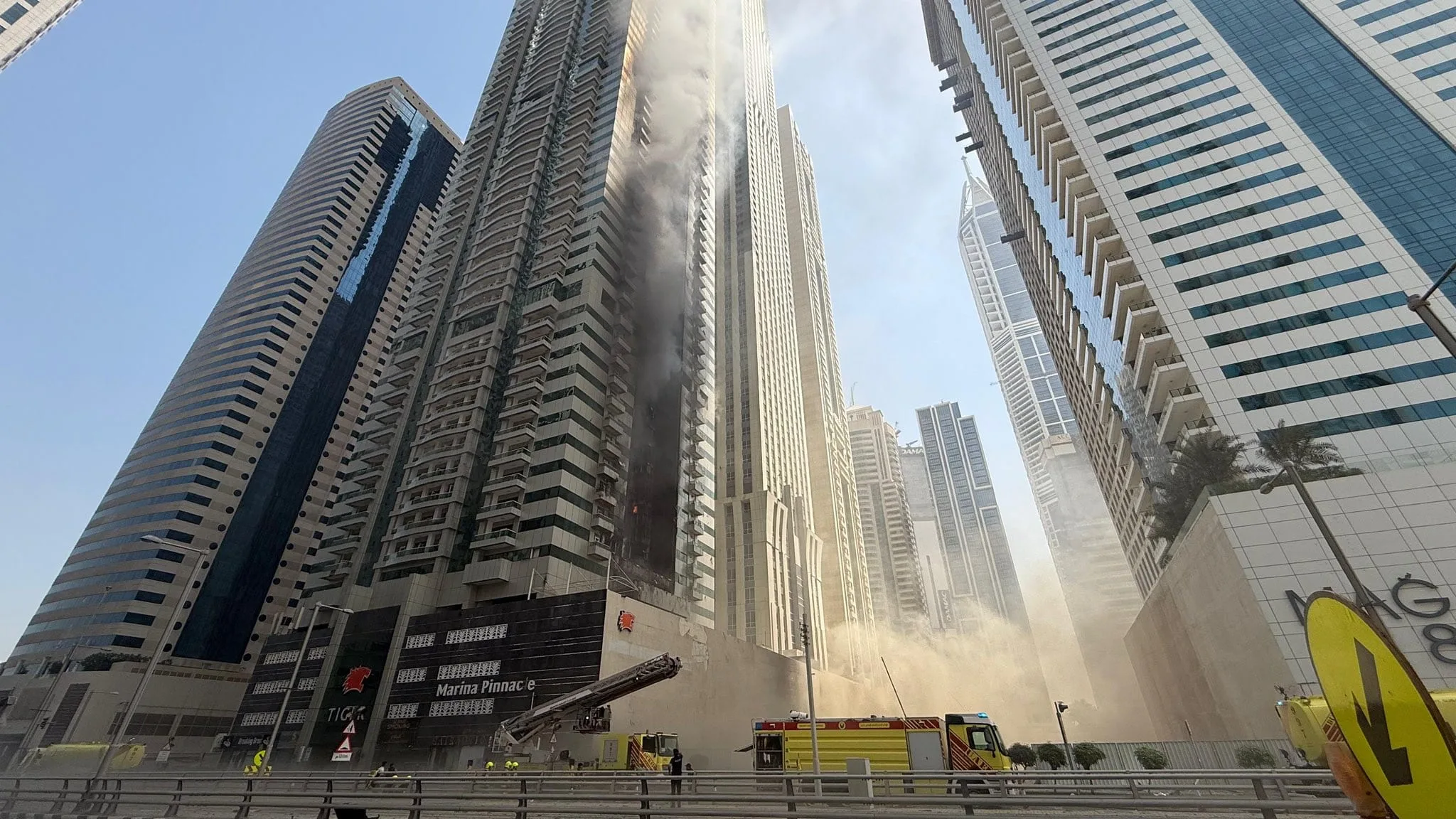 Alertă în Dubai: Evacuare masivă dintr-un zgârie-nori în flăcări!