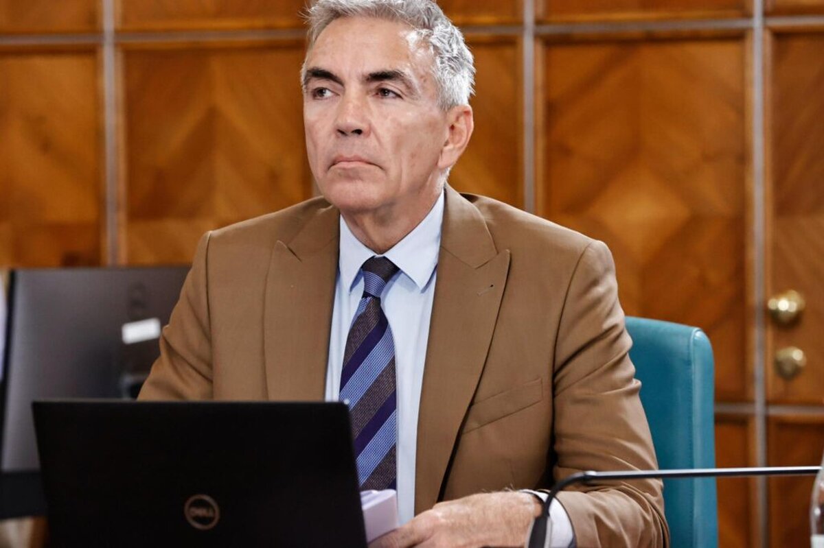 Supraviețuirea lui Dragoș Anastasiu sub umbra șpăgii: Reacții acide și acuzații explozive după demisia întârziată
