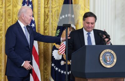 Ron Klain se sustrage de la jurnaliști după un interogatoriu-maraton în ancheta privind presupusa ascundere Biden