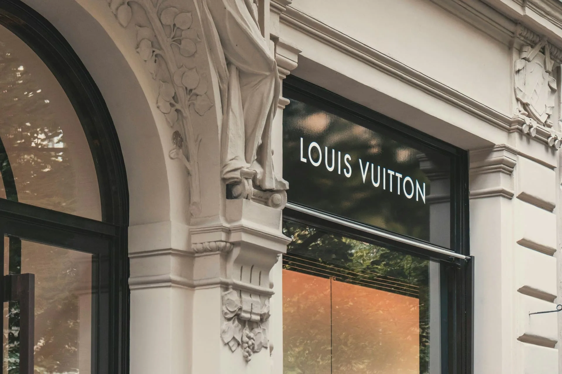 Scandal uriaș la Louis Vuitton! Atac cibernetic devastator