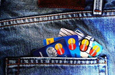 Poți achita cardul de credit al altcuiva cu cardul tău? Descoperă soluțiile!