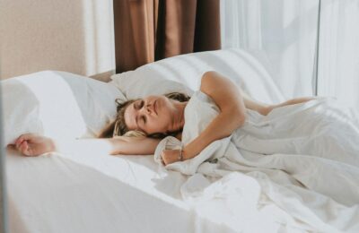 Ești obosit de insomnie? Încearcă aceste trucuri înainte de culcare