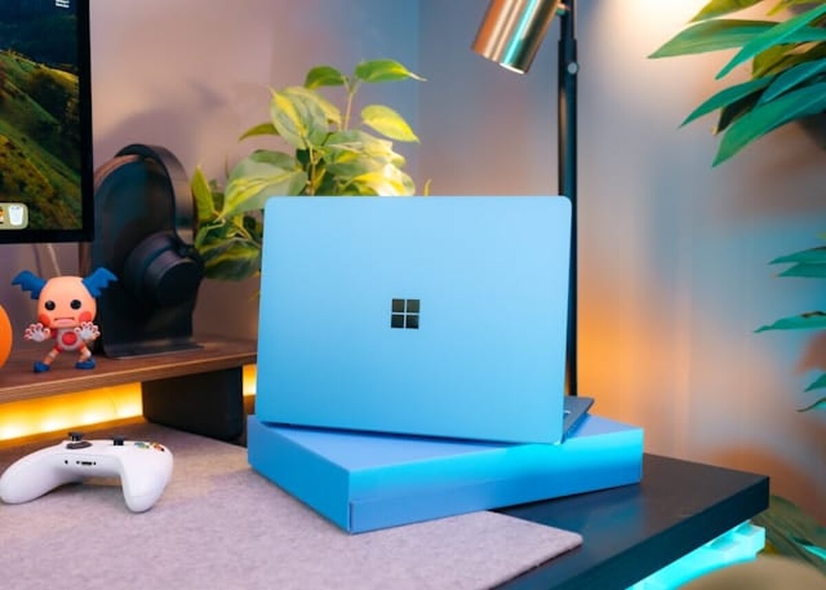 Microsoft a lansat un laptop revoluționar! Detalii și preț