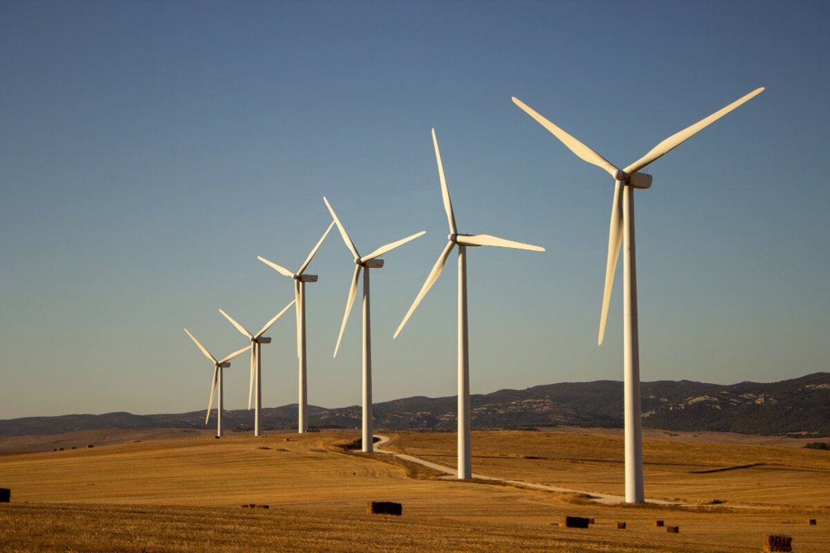 Parcul eolian gigant din Moldova ia forma. Primele turbine montate la Deleni