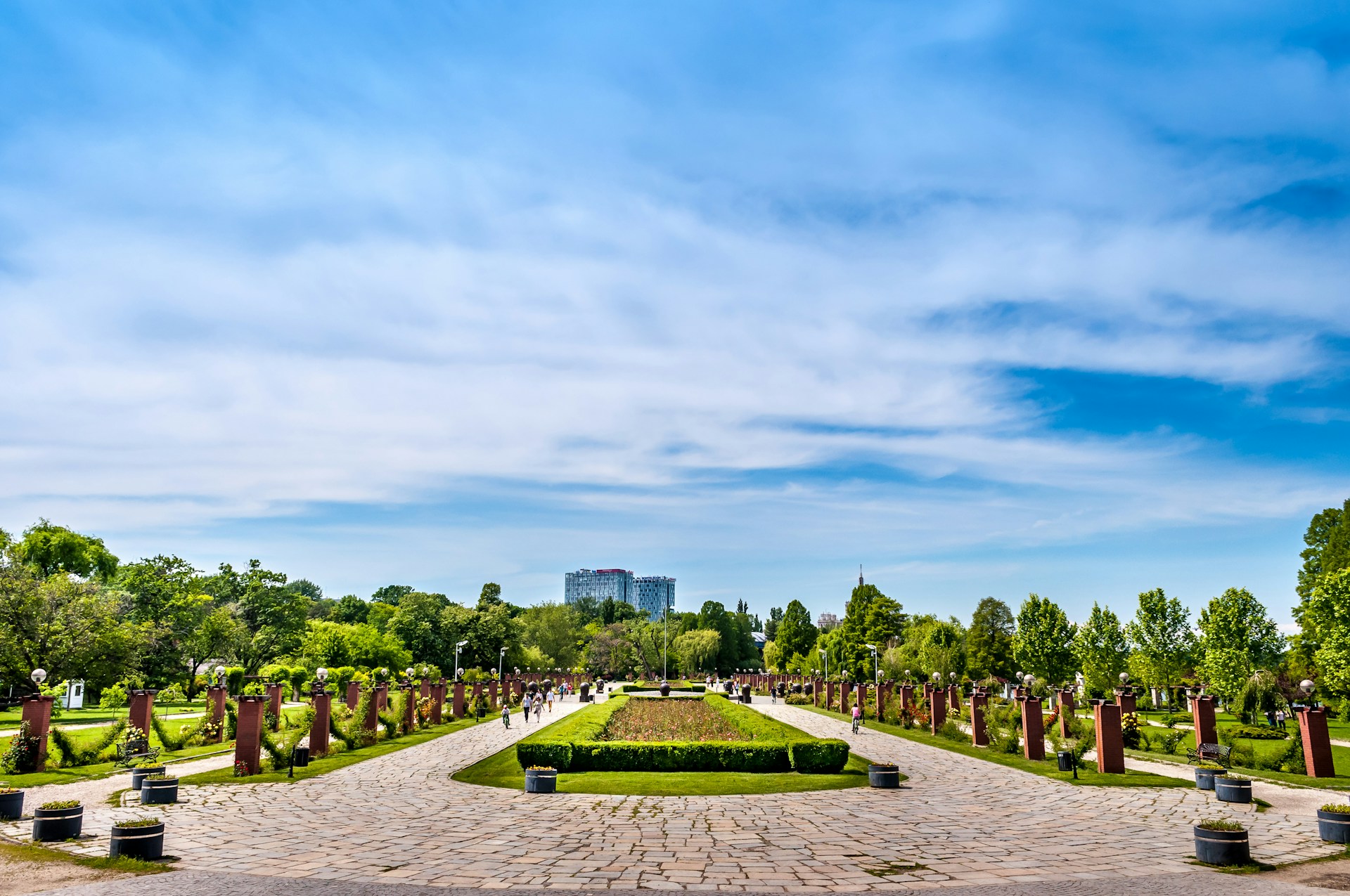 Modernizarea Aleilor din Parcul Herăstrău: Planificare pe Etape și Fonduri Adiționale