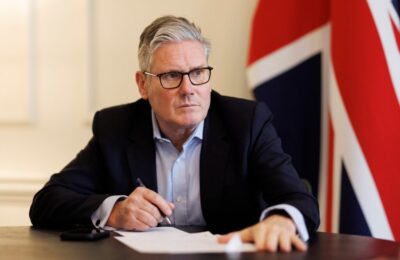 Premierul britanic în China după 8 ani – un cadou pentru Xi și acuzații de naivitate