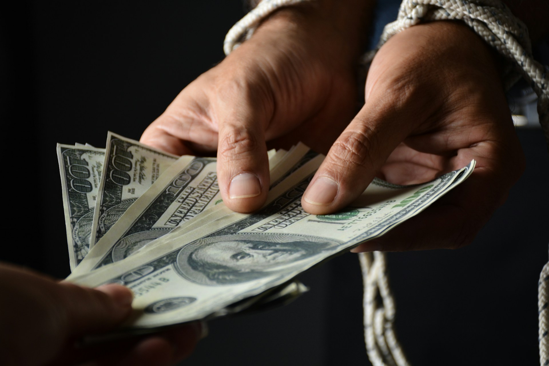 Dolarul ajunge la minime istorice! Ce se întâmplă cu euro?