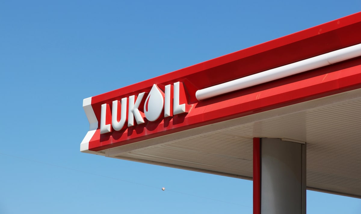Lukoil: Vânzarea acțiunilor externe și impactul sancțiunilor