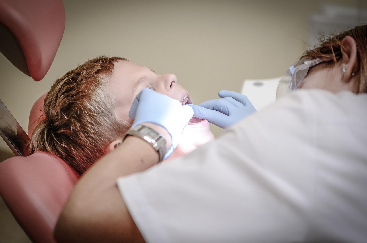 Costul unui aparat dentar în România: Factorii care influențează prețul