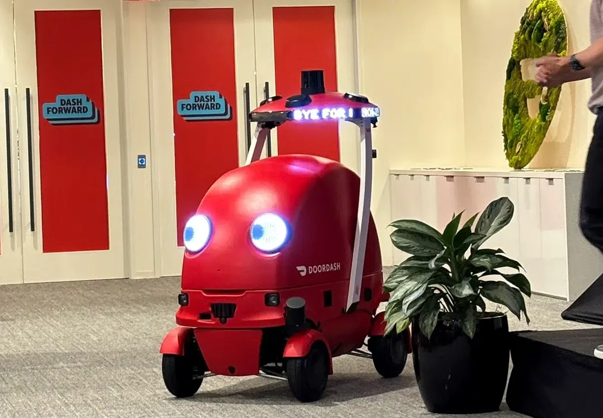 Inovație în livrările la ușă: Roboți la serviciu!