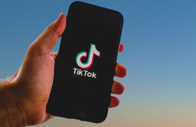 Algoritmul TikTok promovează conținut interzis pentru tineri