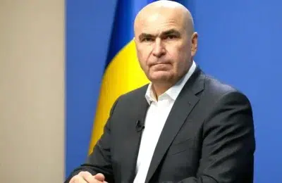 Planul lui Bolojan pentru cheltuielile de personal pune ministerele în fața unei alegeri dificileGuvernul propune scăderi ale cheltuielilor de personal pentru 2025 fără concedieri obligatoriiFiecare minister va decide cum să facă economii fie prin reorganizare fie prin reducerea sporurilor