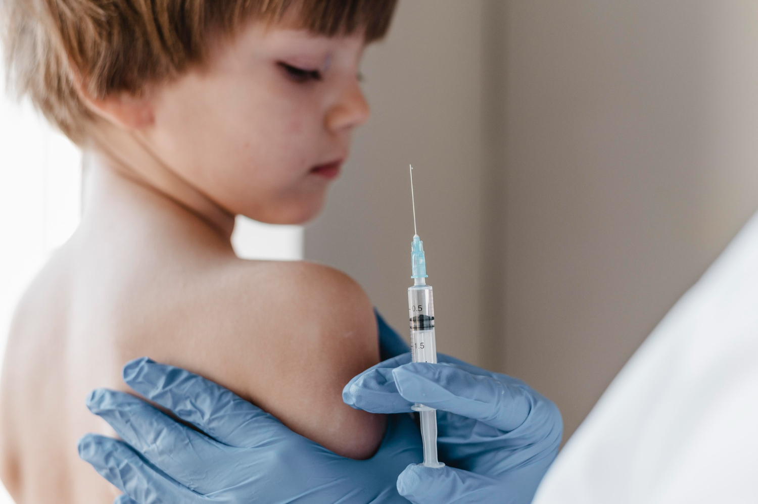 FDA afirma ca vaccinurile anti-COVID au provocat moartea a cel putin 10 copii