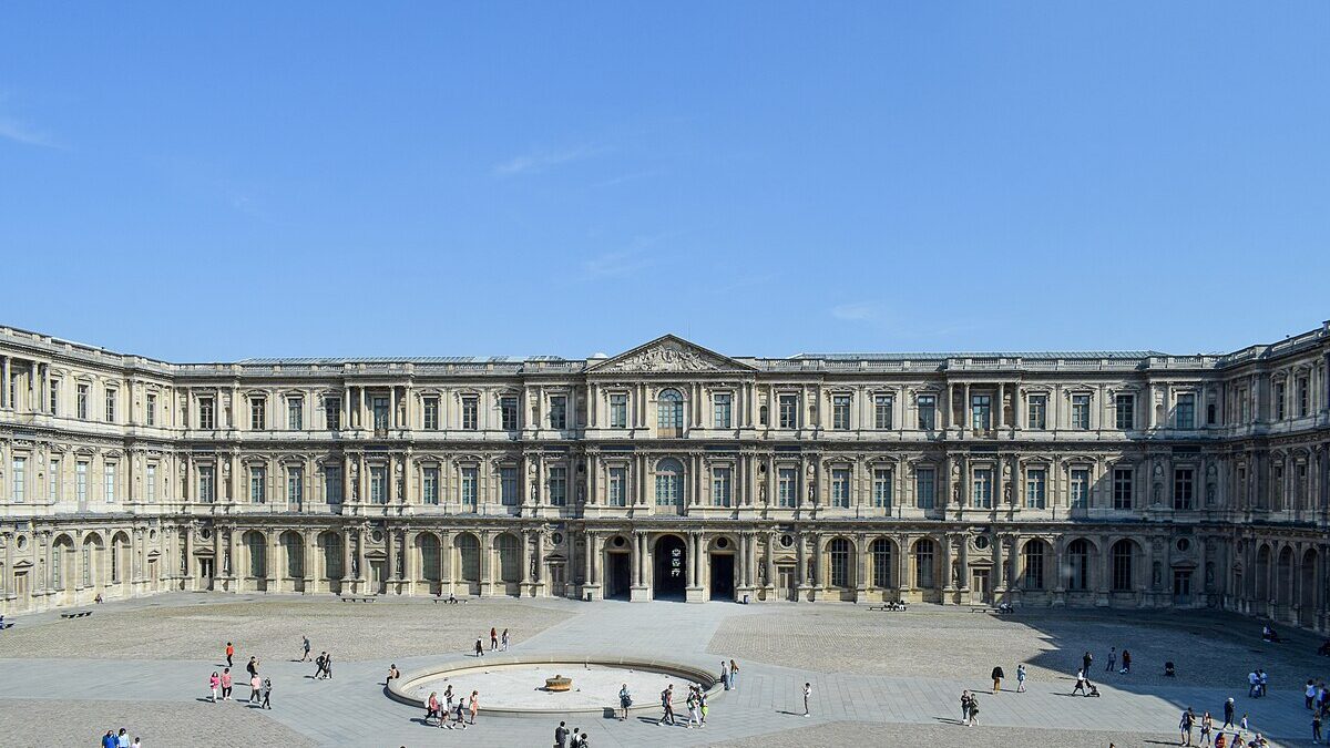 Louvre criză