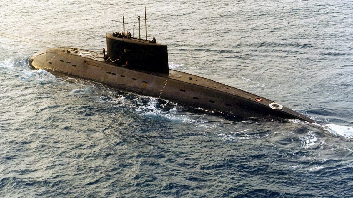 Rusia amenință cablurile submarine, avertizează Marina britanică