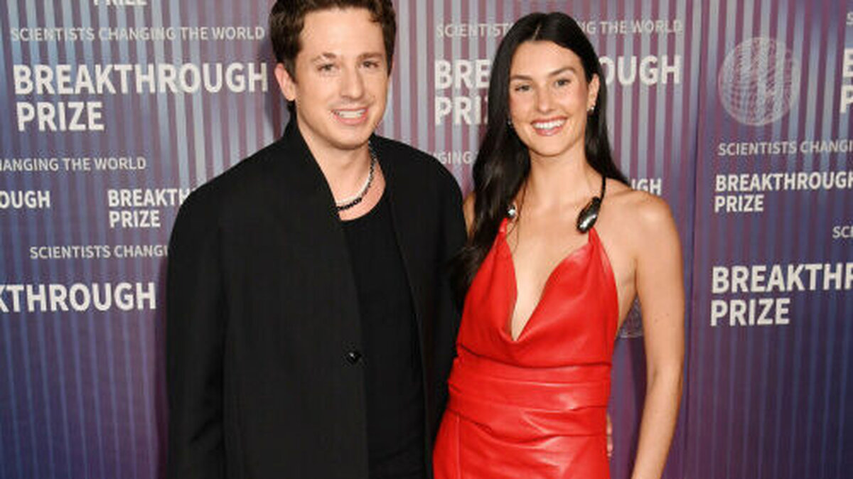 Charlie Puth cântă pentru bebelușul său, dezvăluie noi detalii