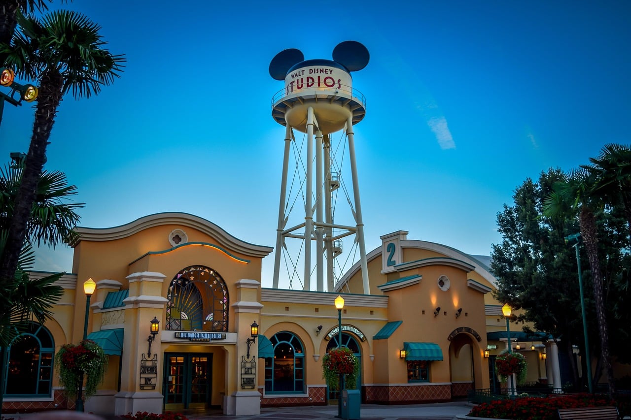 Disney investește 1 miliard de dolari în OpenAI și licențiază personaje pentru Sora