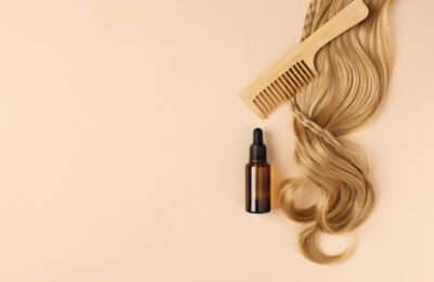 Îngrijirea părului împrumută strategii din skincare prin tendința skinificație