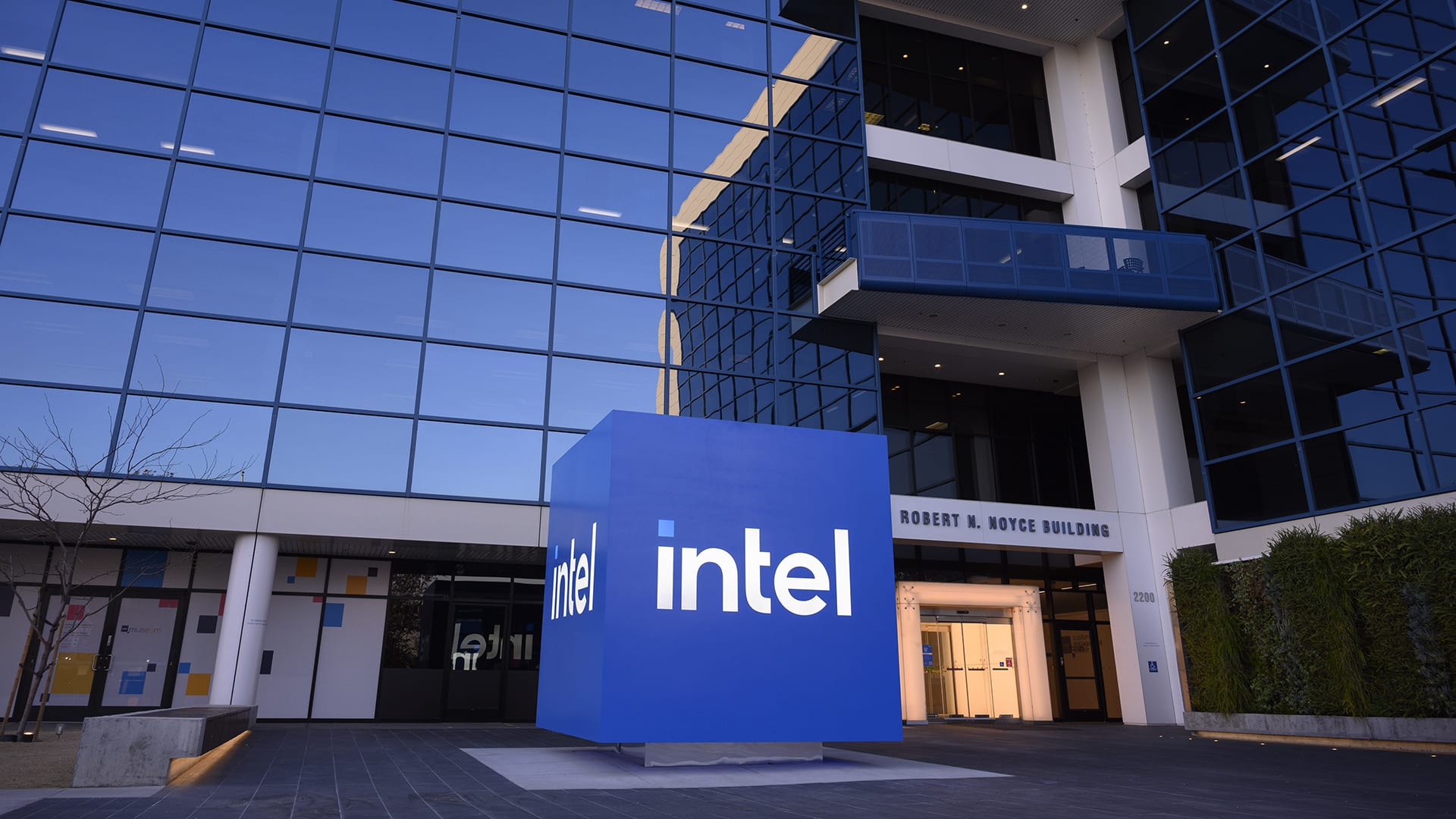 Intel renunta la vanzarea diviziei de rețele și comunicații
De ce a schimbat compania strategia