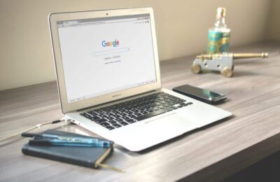 Cum să folosești MacBookul ca lupă pentru a citi texte de la distanță