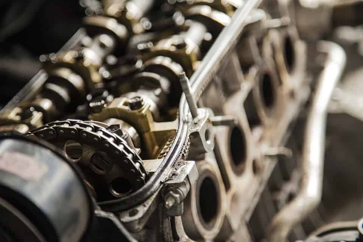 UE ar putea amana interdictia motoarelor termice pentru masini pana in 2040