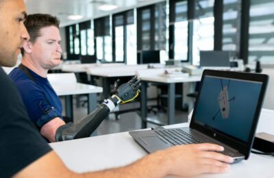 Investitor israelian Jon Medved diagnosticat cu SLA susține tehnologiile care îi vor îmbunătăți viața