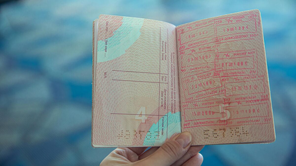 Google și Apple avertizează angajații cu vize să evite călătoriile