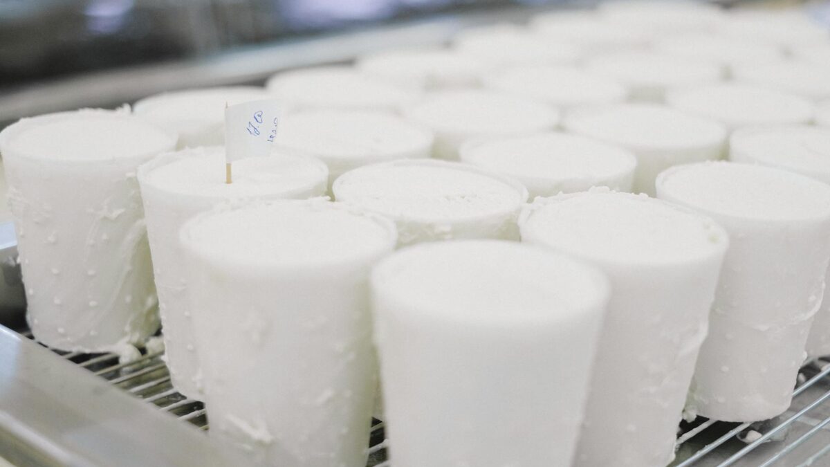 China introduce taxe de până la 42.7% pentru produsele lactate din UE