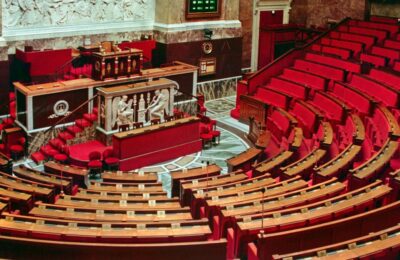 Franța adoptă buget provizoriu pentru a evita blocajul guvernamental