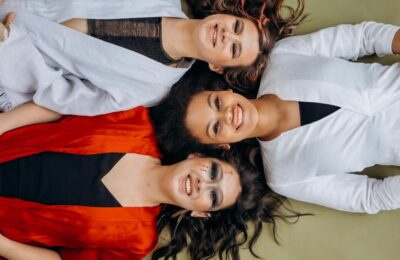 Yoga râsului scade tensiunea și întărește inima