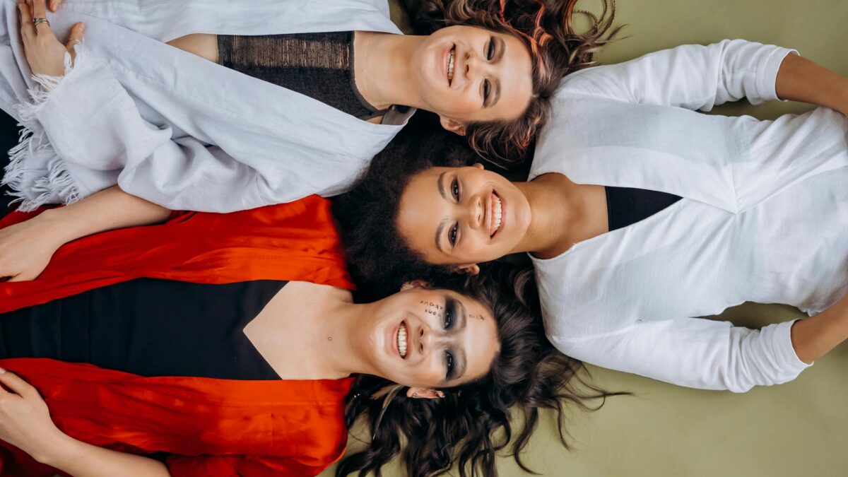 Yoga râsului scade tensiunea și întărește inima