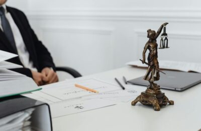 Autori celebri dau în judecată șase companii AI pentru piraterie