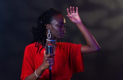 Lola Young se întoarce pe scenă după colapsul din martie 2024