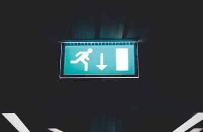 Charlotte Crosby se apără după o poză editată cu fiica pe avion