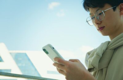 Rețele sociale obligate să afișeze avertismente pentru utilizatorii tineri