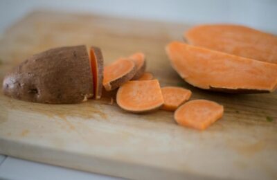 Laura Prepon prezintă tutorial de gătit cu cartofi dulci