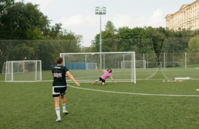 Mark Rober testează robotul portar ultra-rapid la fotbal