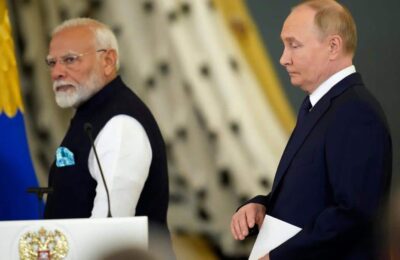 Putin ajunge în India după patru ani Modi îl îmbrățișează pe aeroport