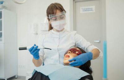 Respirația urât mirositoare: cauzele ascunse și soluțiile recomandate de specialiști