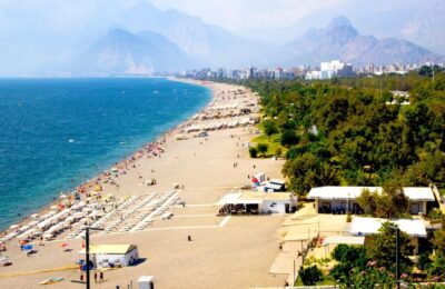 Alessandra Ambrosio în costum de baie la plajă
