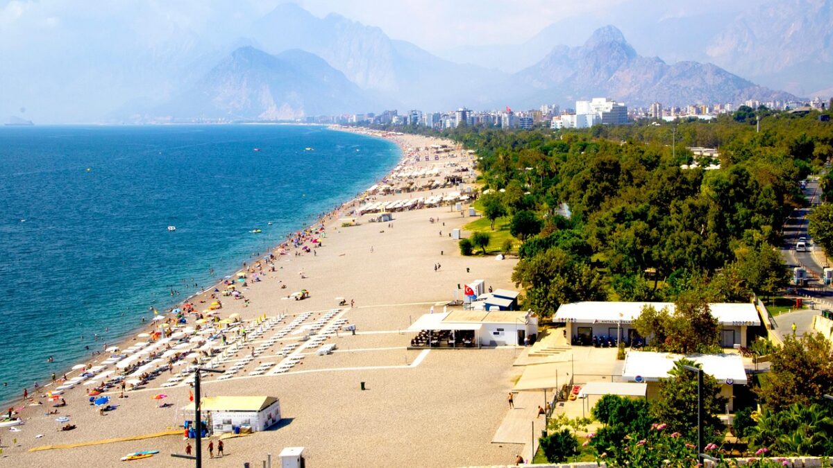 Alessandra Ambrosio în costum de baie la plajă