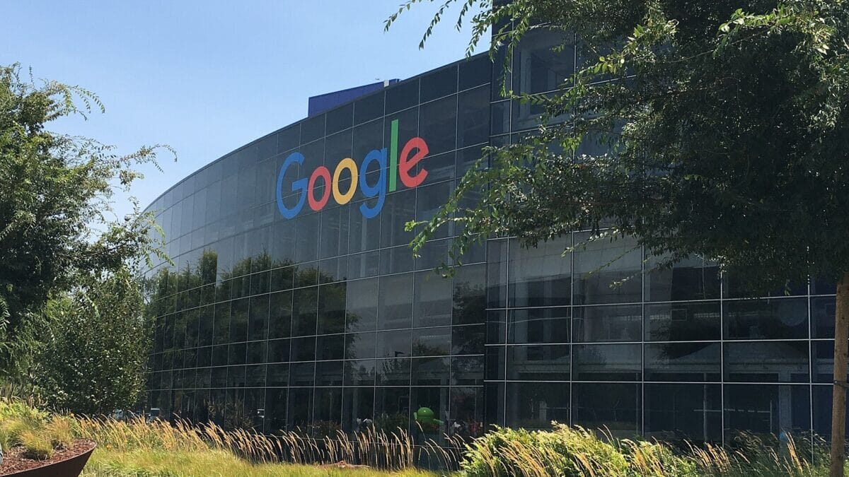 Google plătește 68 mil. $ după acuzații de spionaj prin telefoane
