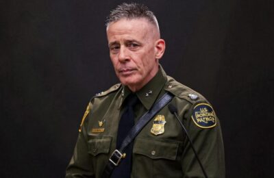Peste 40 de tweeturi l-au costat funcția pe comandantul lui Trump. Acum e dat afară.