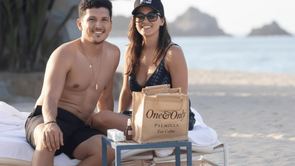Jessica Alba, sărutări pasionale cu Danny Ramirez în Mexic