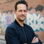 Josh Charles îl numește pe Travis Kelce "idiot" pe platoul videoclipului Taylor Swift